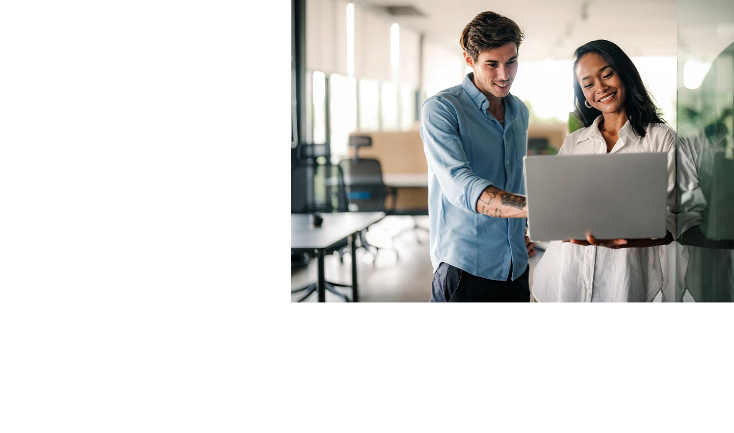 Two advisers working on a laptop.