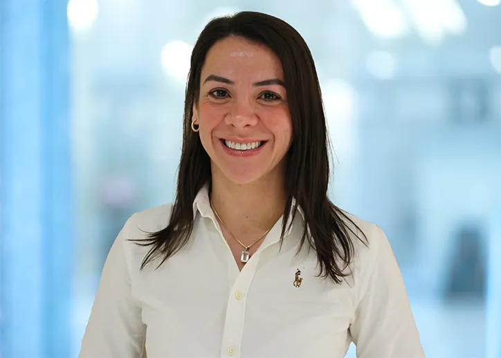 Andreia Lemos smiling at the camera. 
